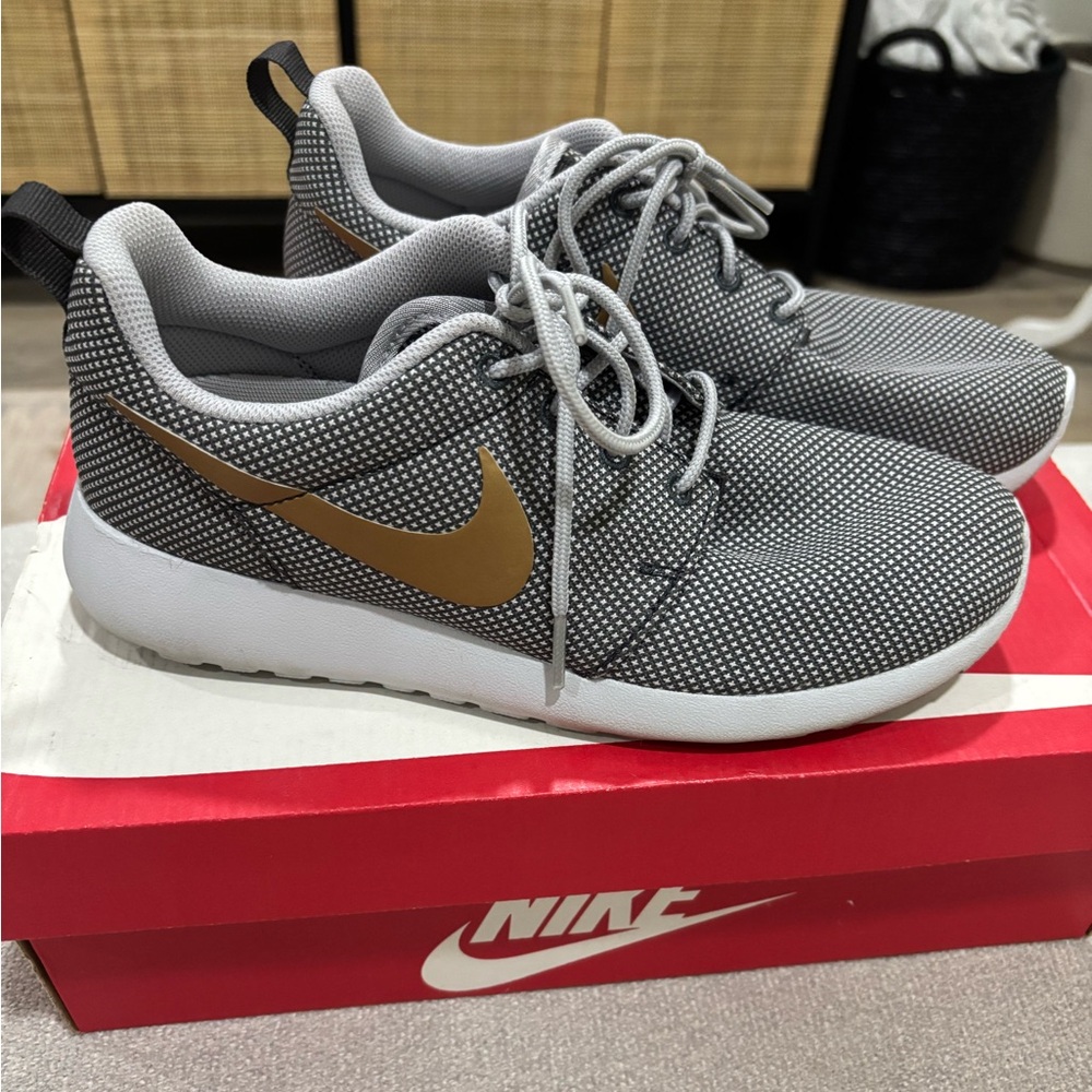 Nike Gray and Gold Roshe One Shoes sz 7